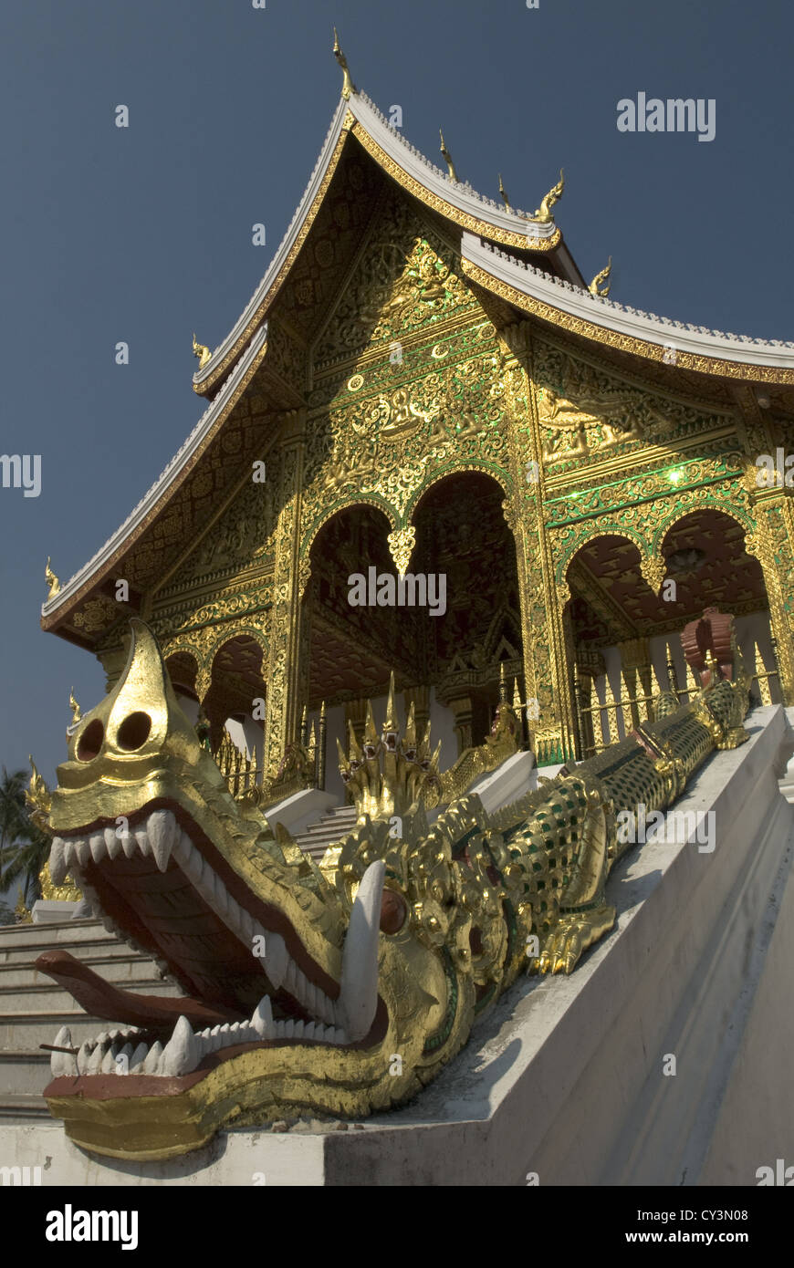 Un drago serpant custodisce le fasi che conducono alla Haw Pha Bang presso il Palazzo Reale a Luang Prabang, Laos Foto Stock