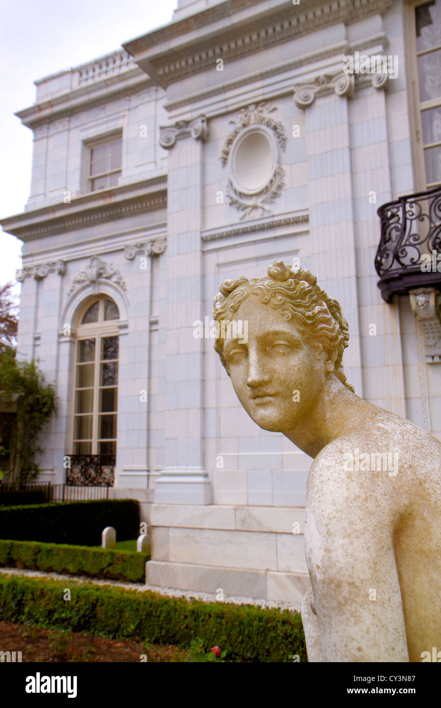 Rhode Island Newport,Bellevue Avenue,Rosecliff 1902,Vanderbilt,residenze d'epoca dorate,museo,Newport Preservation Society,classica,statua,RI120819041 Foto Stock