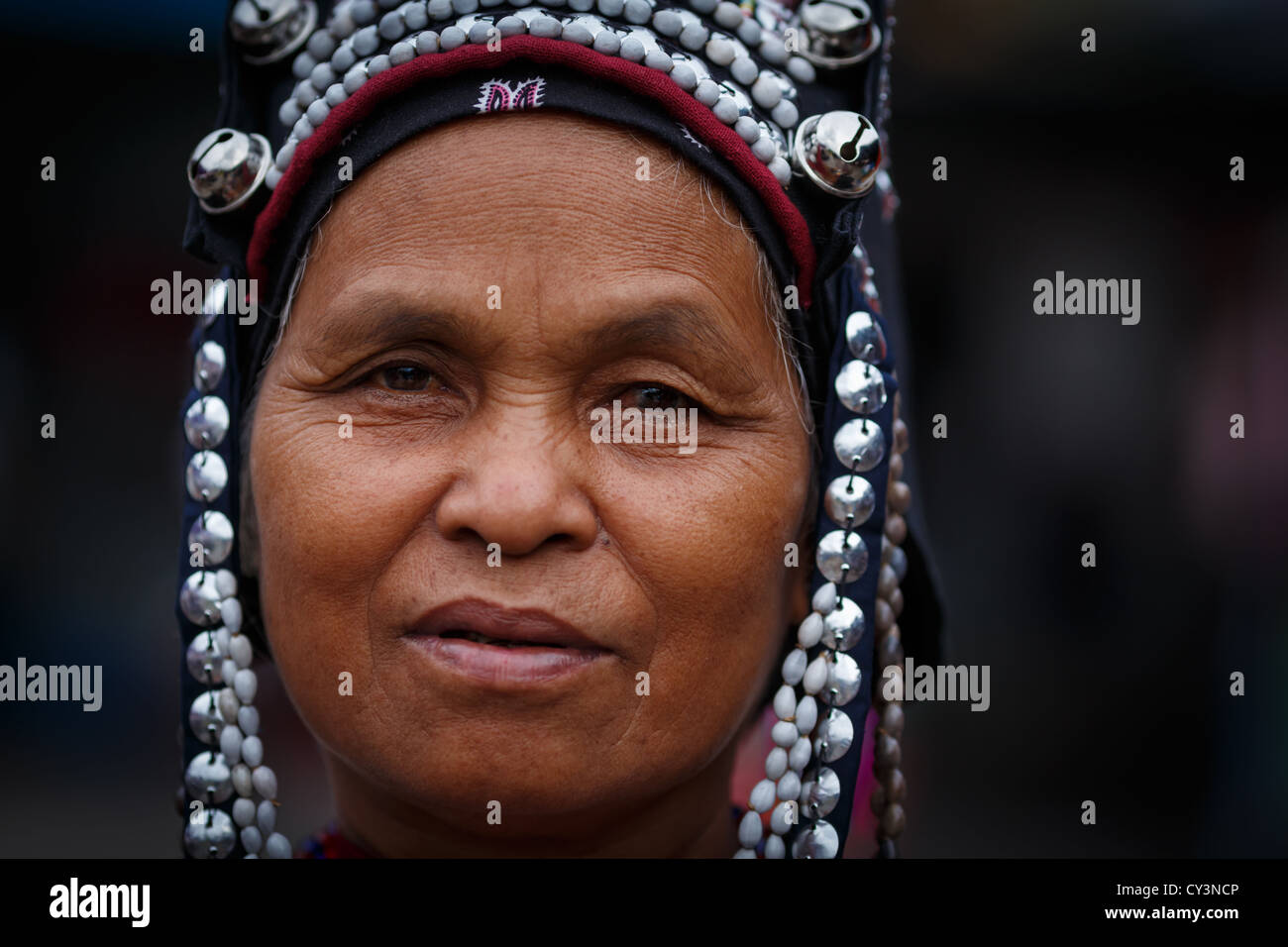 Ritratto di una donna dalla tribù Akha, Chiang Mai, Thailandia Foto Stock