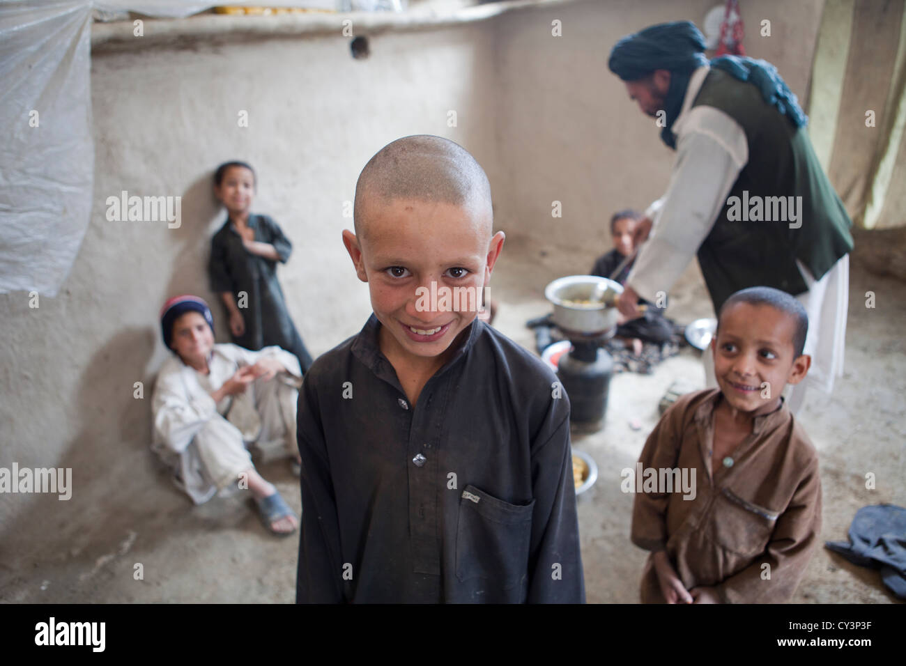 Interno di una casa per i rifugiati a Kabul Foto Stock