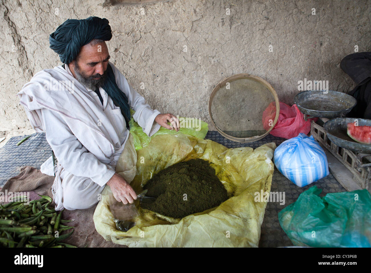 Uomo afgano vendono tabacco Foto Stock