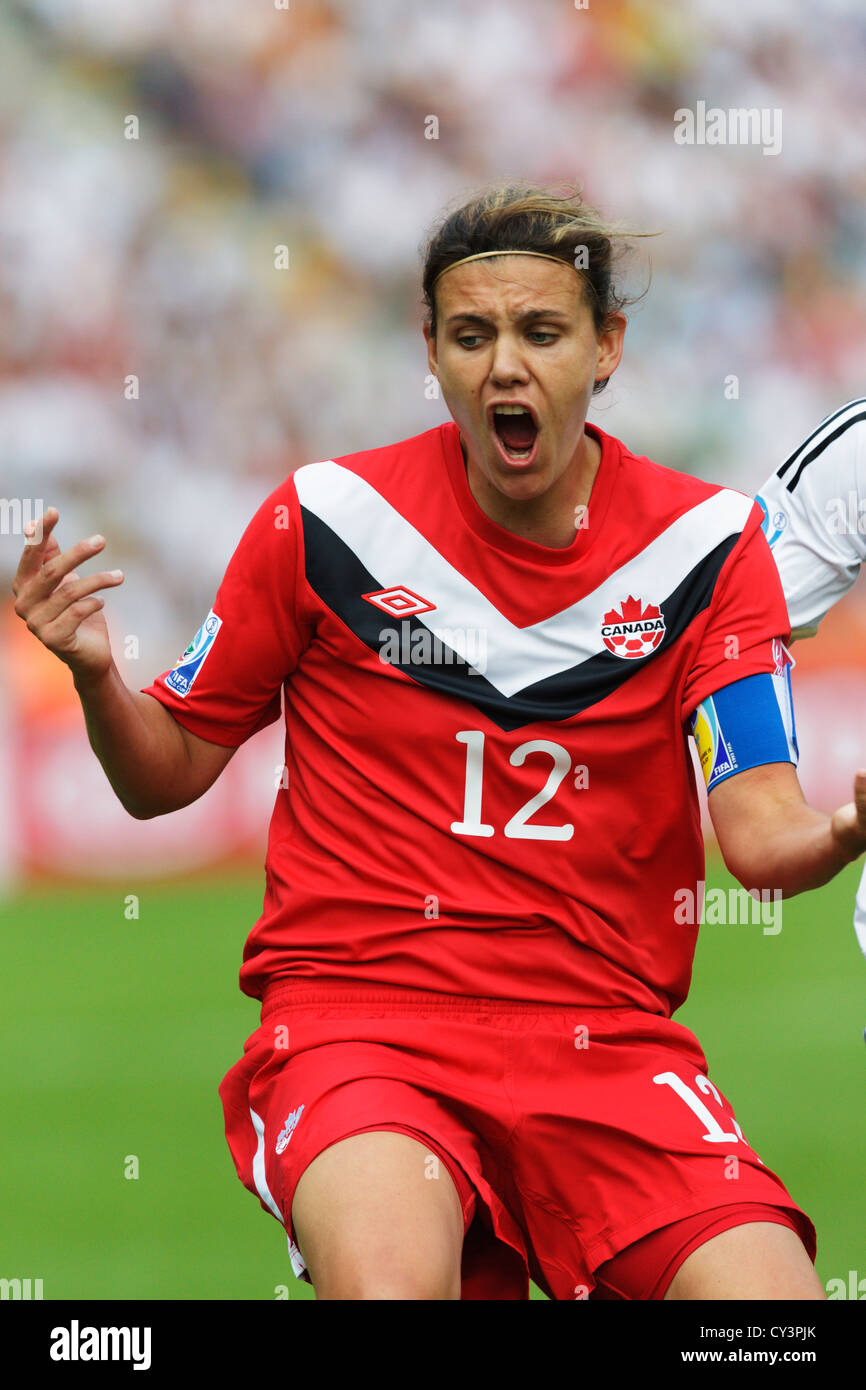 BERLINO - GIUGNO 26: Il capitano della squadra canadese Christine Sinclair reagisce a una chiamata dell'arbitro durante la partita di apertura del torneo di calcio della Coppa del mondo femminile FIFA all'Olympiastadion il 26 giugno 2011 a Berlino, in Germania. Solo per uso editoriale. Uso commerciale vietato. (Fotografia di Jonathan Paul Larsen / Diadem Images) Foto Stock