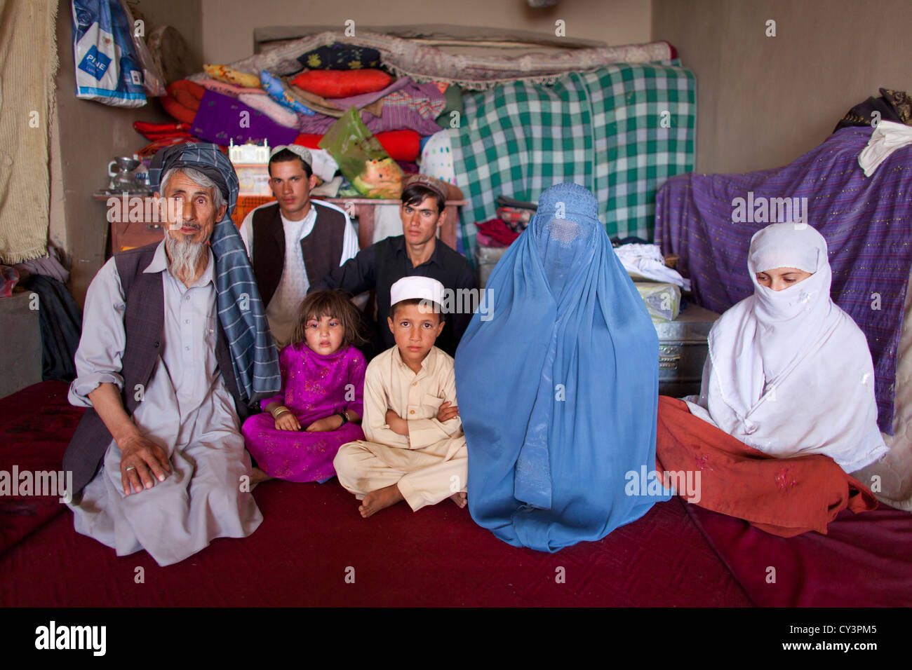 Famiglia afgano ha fuggito Narkh distretto a Maidaïen (capitale della provincia di Wardak) a causa dei combattimenti tra talebani e Hesb-i-Islami. Foto Stock