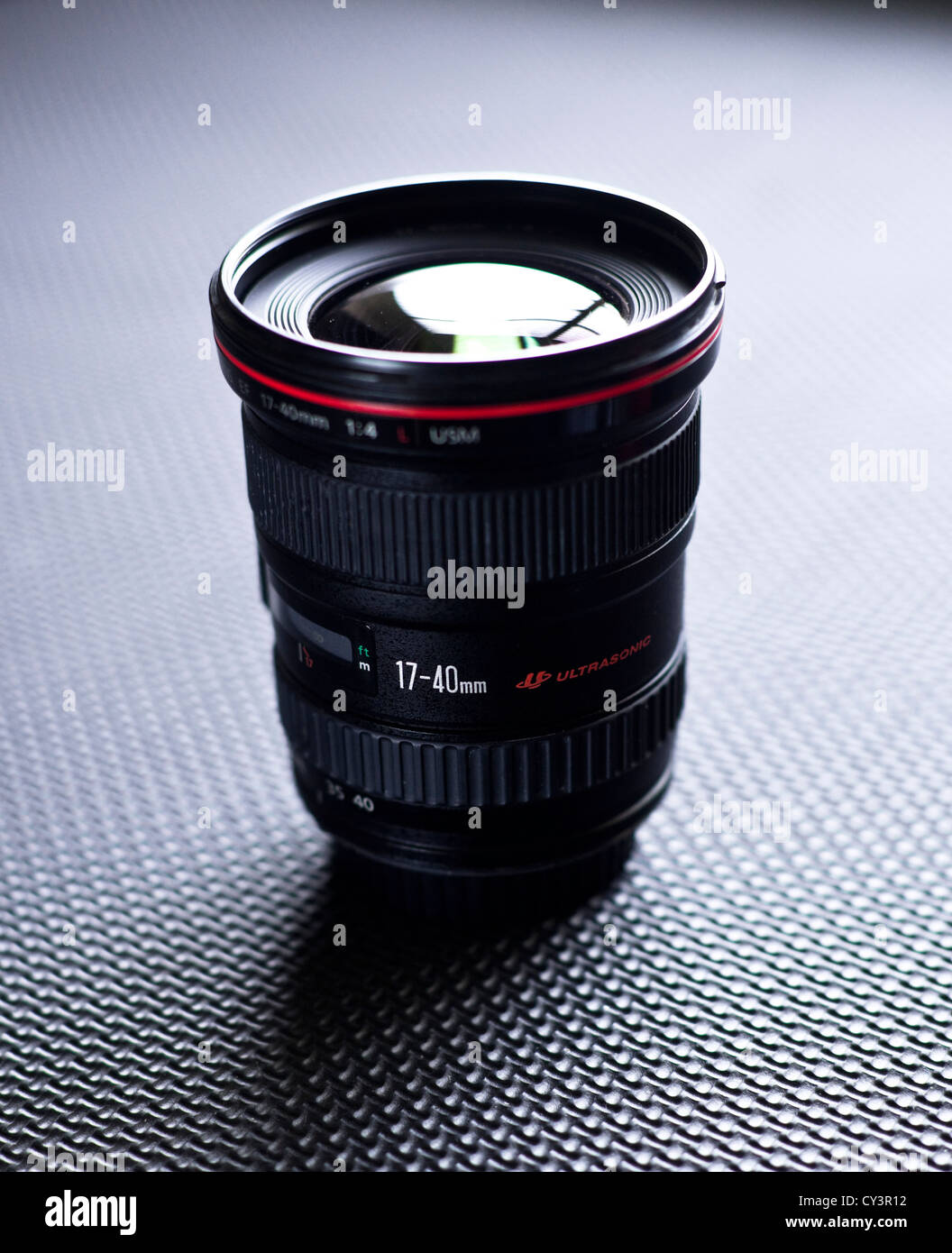 Canon EF 17-40mm f/4 USM L full frame ultra-wide zoom lente di fotografia. Foto Stock