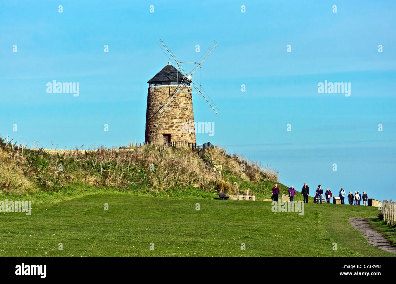 St Monans Windmill visto dalla costa il percorso a poche centinaia di metri ad est di St Monans in East Neuk di Fife Scozia Scotland Foto Stock