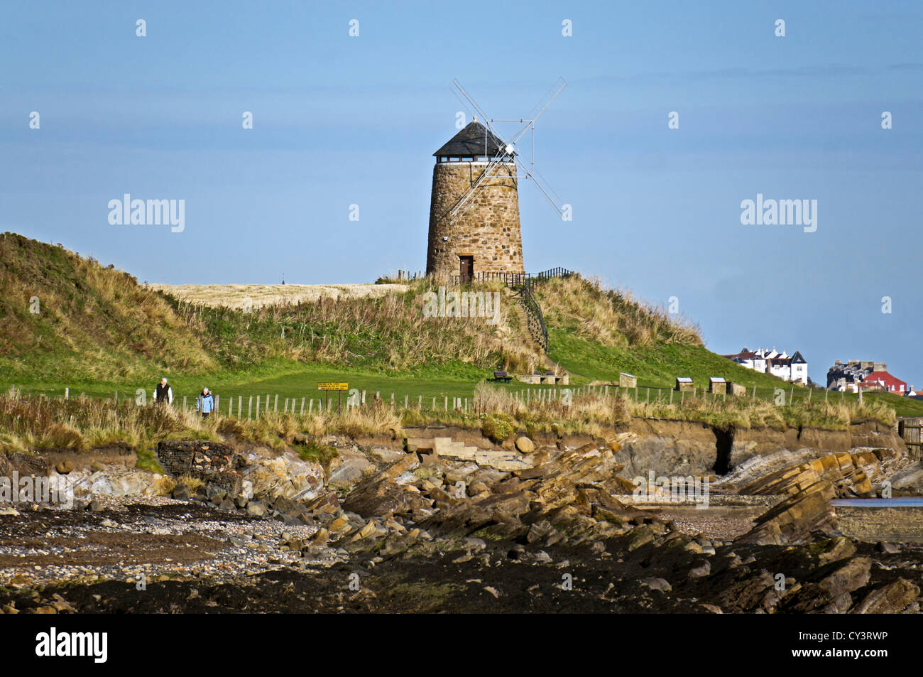 St Monans Windmill visto dalla costa il percorso a poche centinaia di metri ad est di St Monans in East Neuk di Fife Scozia Scotland Foto Stock