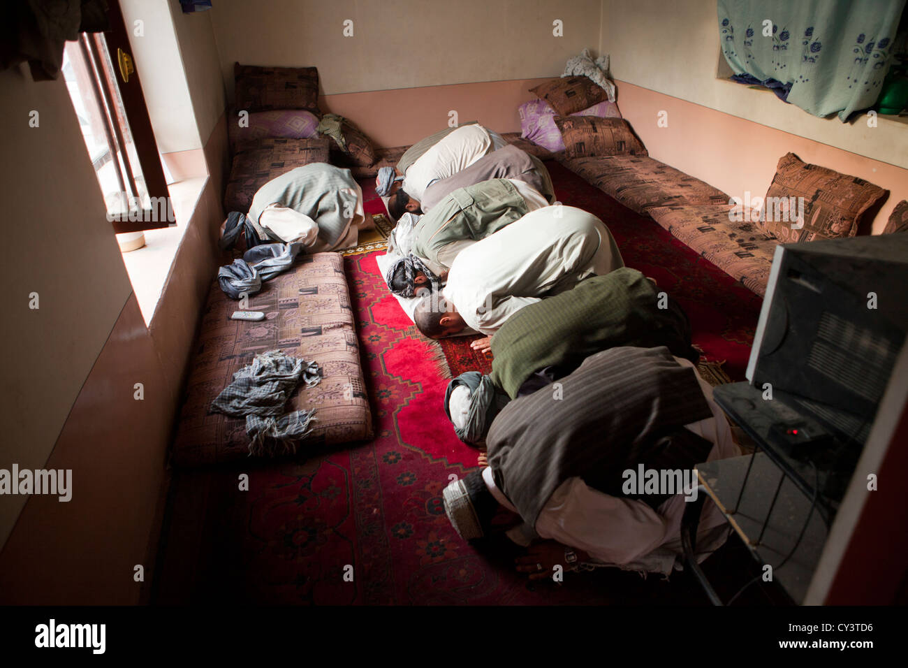 I familiari delle vittime che hanno trovato la morte in Kanam bagno di sangue in cui 12 persone sono state uccise da un warlord. Foto Stock