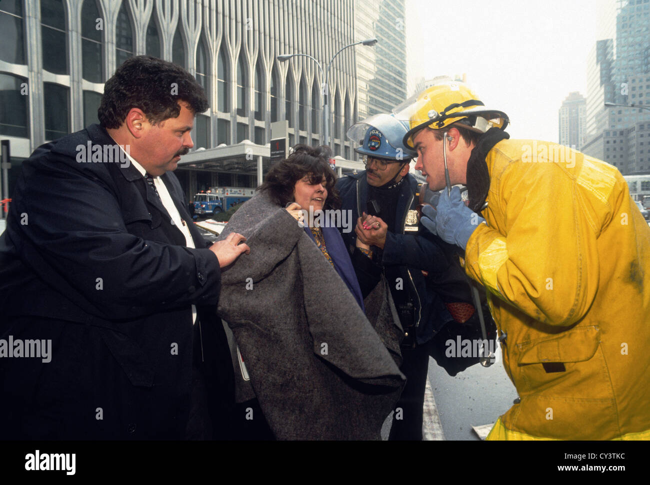 Primi responder evacuare i lavoratori, attraverso la neve e il ghiaccio in caduta dopo il bombardamento del World Trade Center Foto Stock