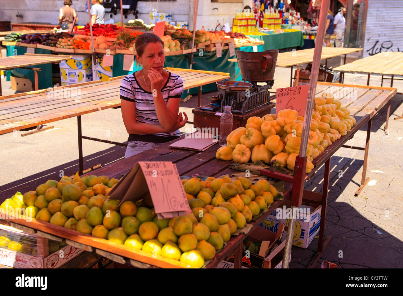 Il croato donna si siede dietro il suo mercato bancarella vendendo qualche verdura fresca in Piazza Dolac Zagreb Foto Stock