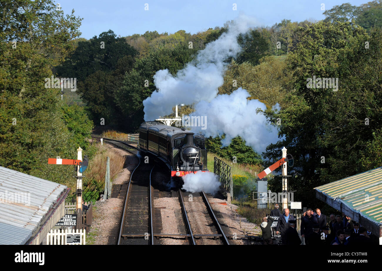 Locomotiva a vapore treno a Sheffield Park Station sulla linea Bluebell SUSSEX REGNO UNITO Foto Stock