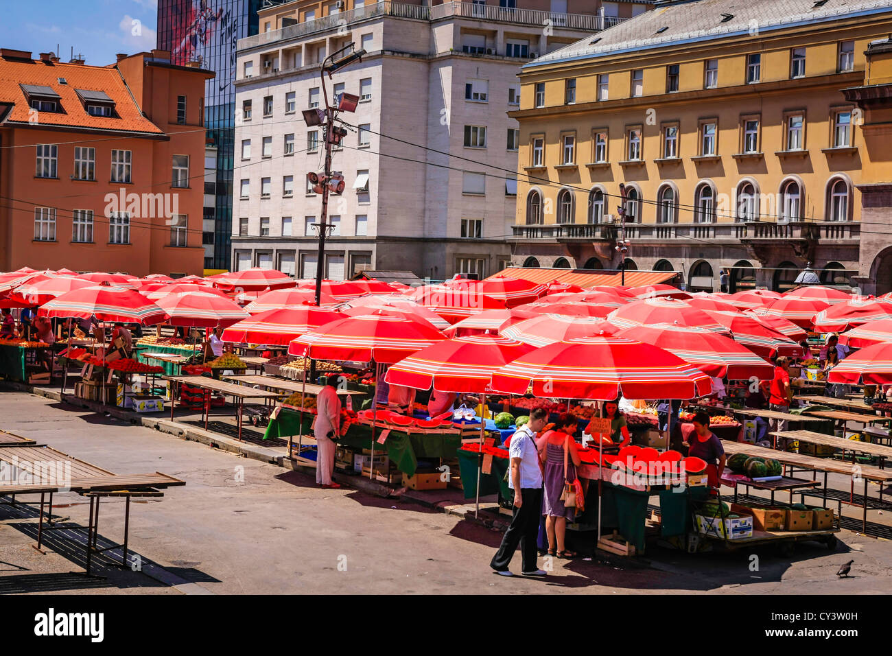 Red ombrelloni ombra il prodotto presso il mercato domenicale in Piazza Dolac Zagreb Foto Stock