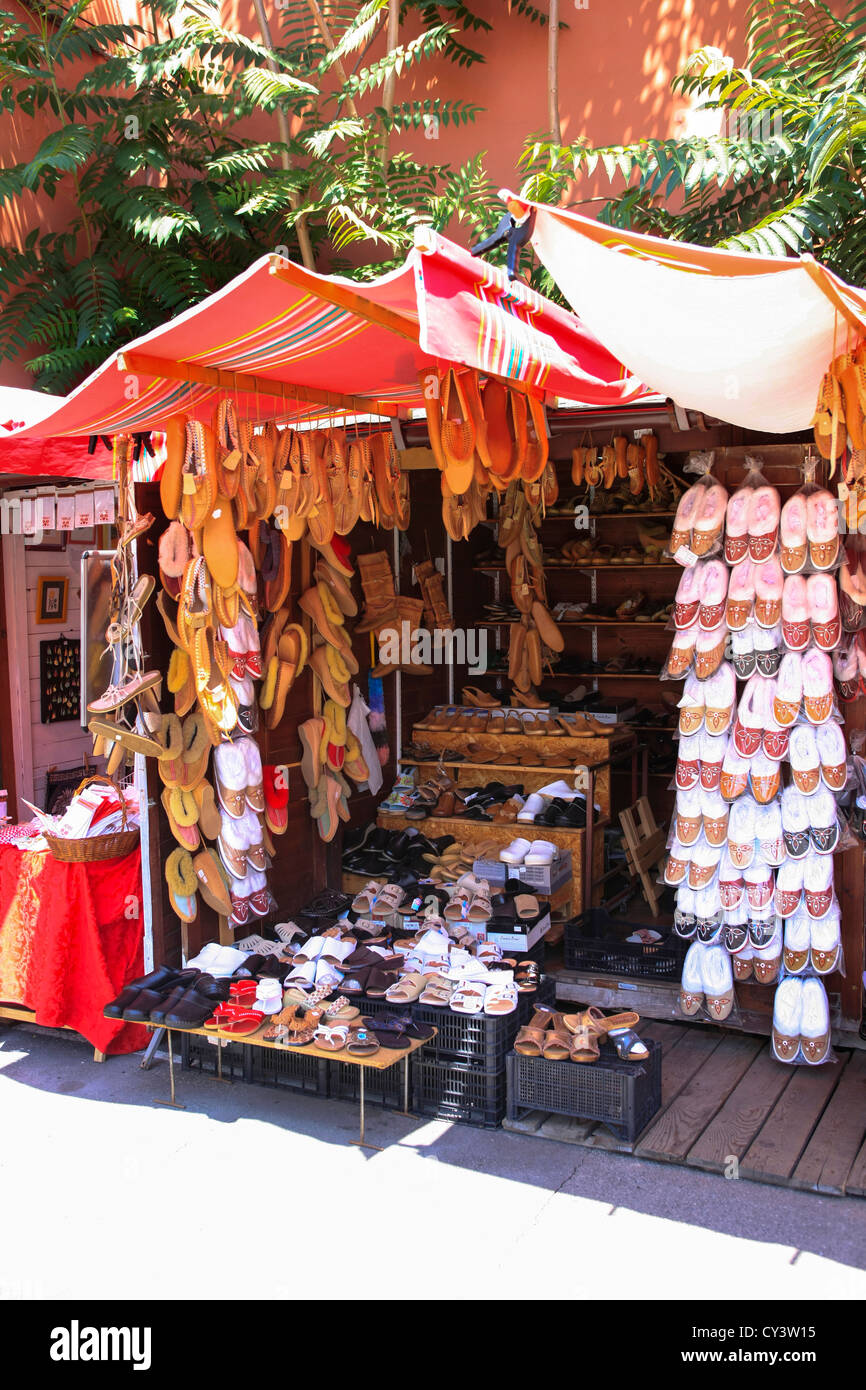 Il croato calzature in vendita al mercato di domenica a Zagabria Foto Stock