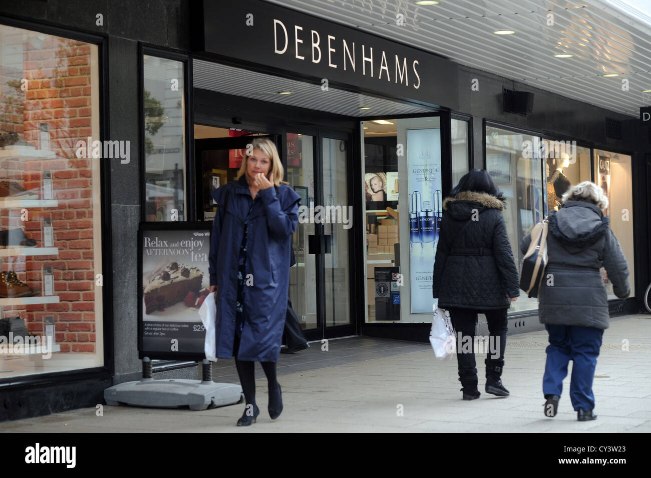 Gli amanti dello shopping a piedi passato negozio Debenhams shop Worthing West Sussex Regno Unito Foto Stock