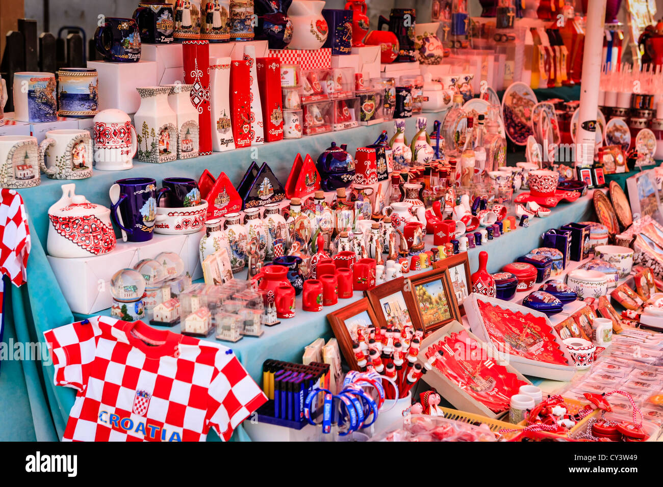 Souvenir turistici in vendita presso il mercato domenicale di Zagabria Foto Stock