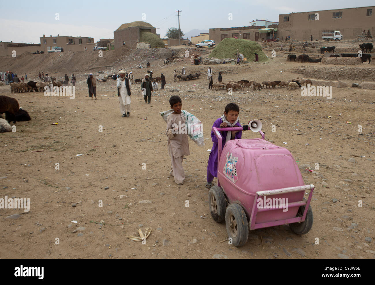 Ragazzo icecreasm vendita su un mercato del bestiame a Kabul, Afghanistan Foto Stock