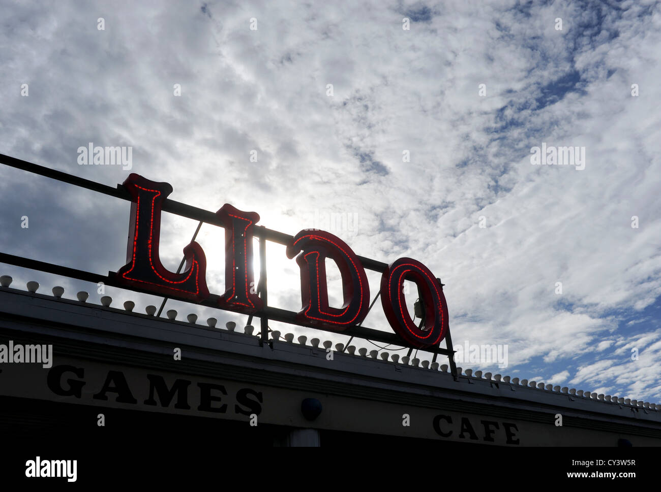 Il Lido sul lungomare Worthing West Sussex Regno Unito . La vecchia piscina è ora utilizzato come un divertimento arcade e piccolo parco di divertimenti giostre Foto Stock