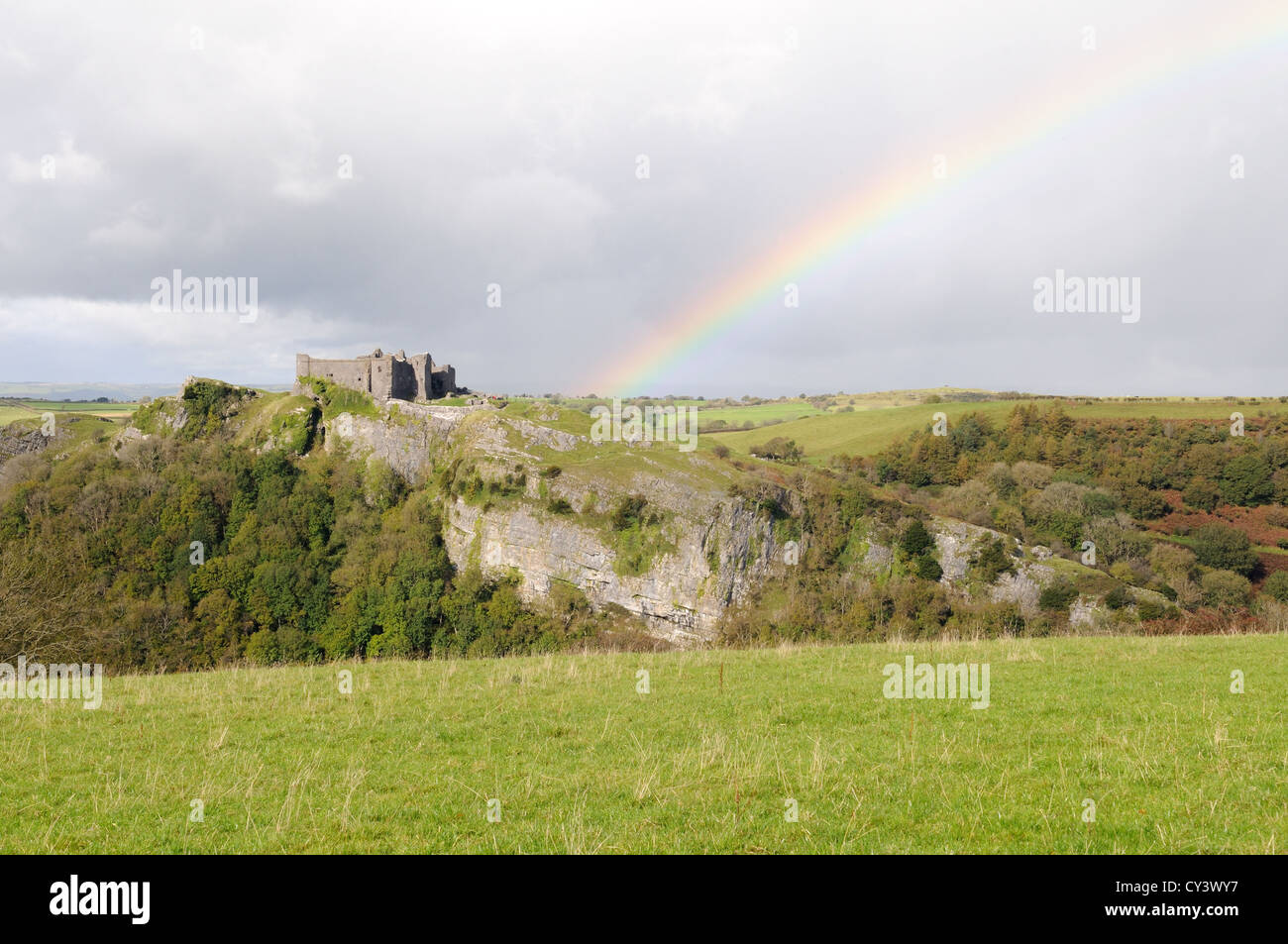 Rainbow su Carreg Cennen Castello nella trappola di autunno Llandeilo Carmarthenshire Galles Cymru REGNO UNITO GB Foto Stock