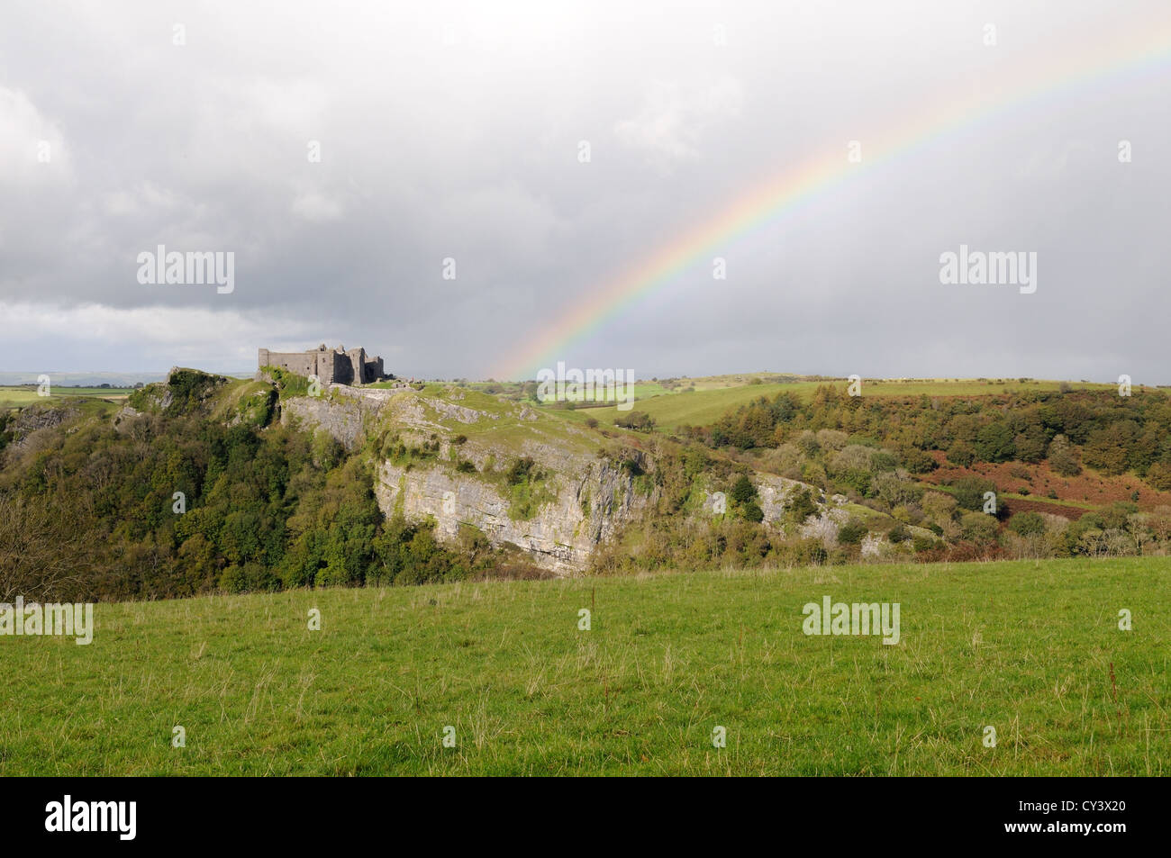 Rainbow su Carreg Cennen Castello nella trappola di autunno Llandeilo Carmarthenshire Galles Cymru REGNO UNITO GB Foto Stock