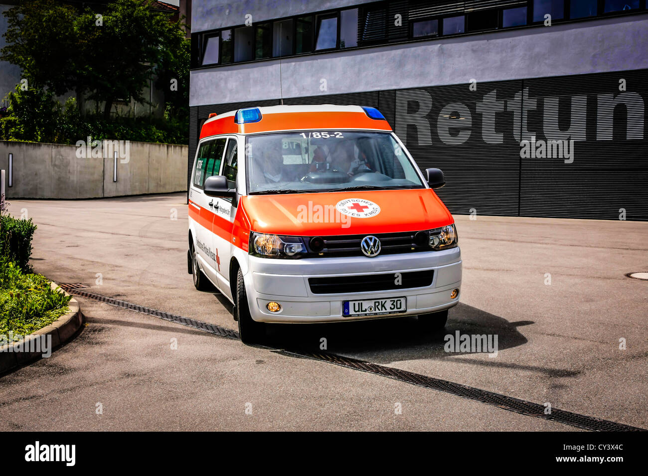 Croce Rossa tedesca ambulanza in Ulm Foto Stock