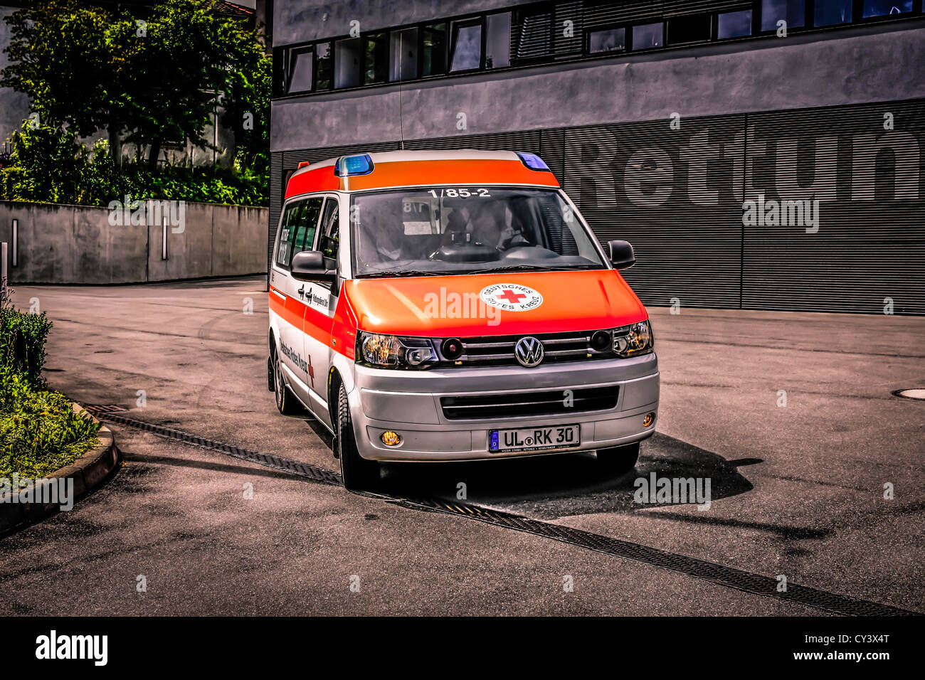 Croce Rossa tedesca ambulanza in Ulm Foto Stock