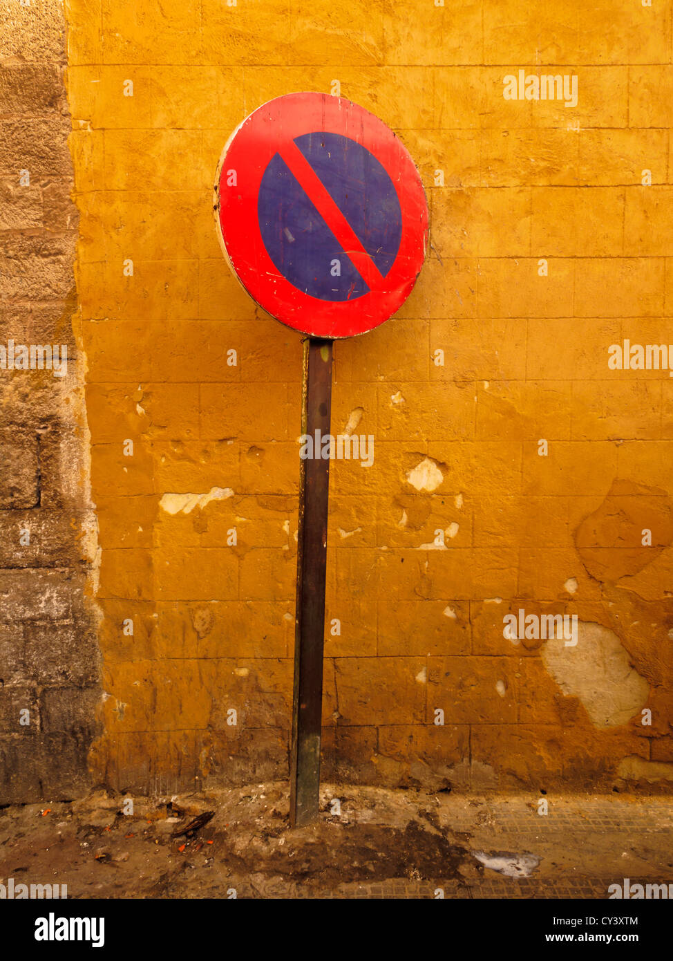 International non entrare in segno di traffico contro un muro di mattoni dipinto di giallo luminoso nella città di Casablanca in Marocco Foto Stock