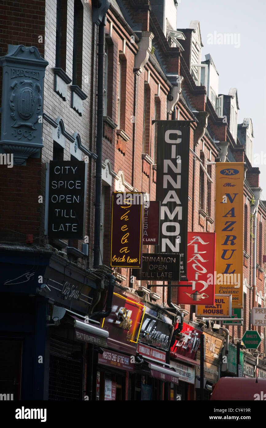 I dettagli delle indicazioni per ristoranti indiani su Brick Lane, London, Regno Unito Foto Stock