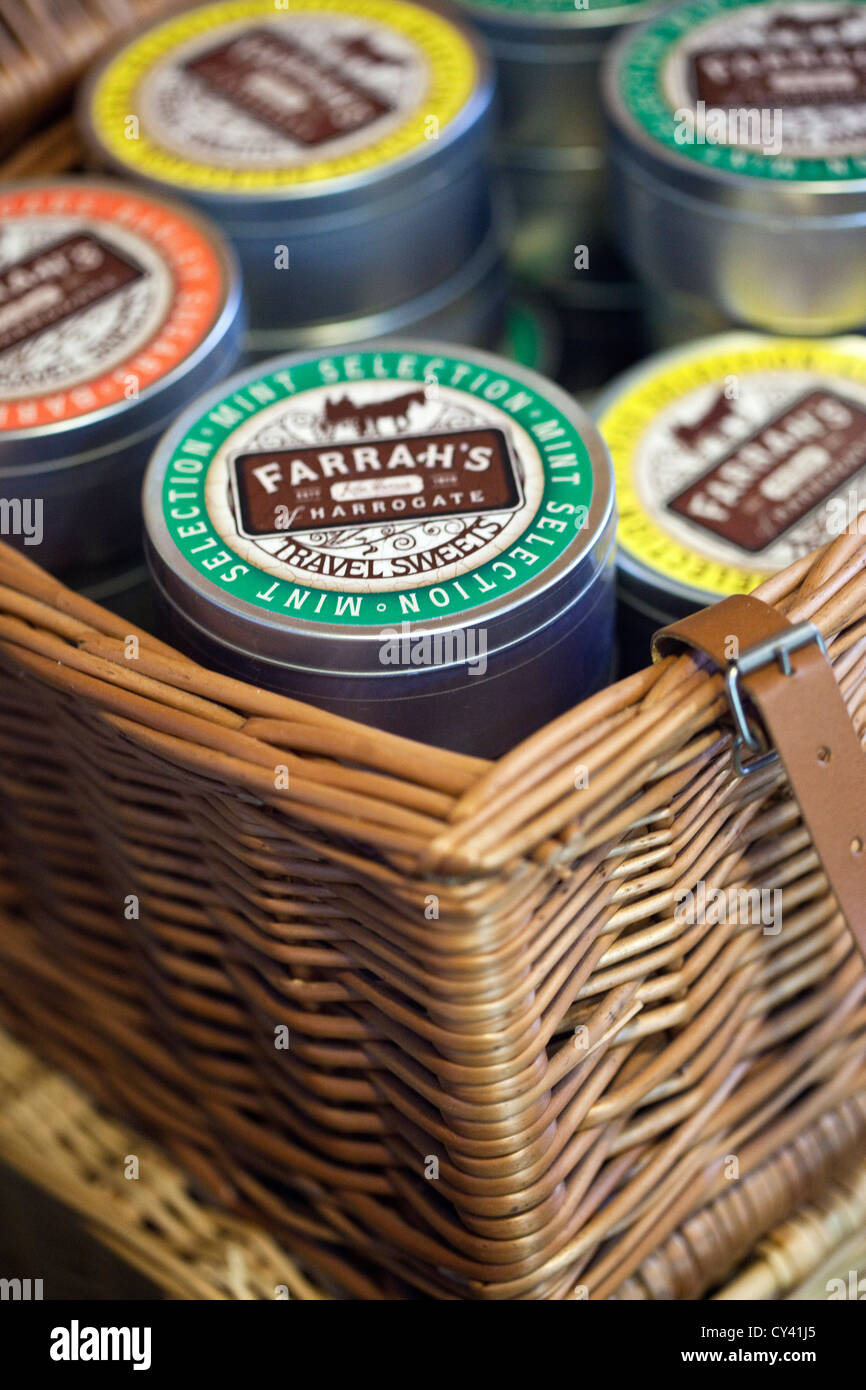 Dettagli di un cesto di dolci tradizionali in A. Oro, un delicatessen in Spitalfields Market, London, Regno Unito Foto Stock