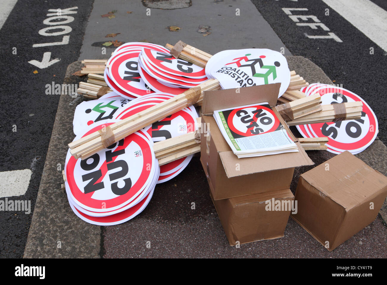 Guardare a sinistra, senza tagli, cartelloni di protesta a un futuro che funziona, central London, Regno Unito Foto Stock