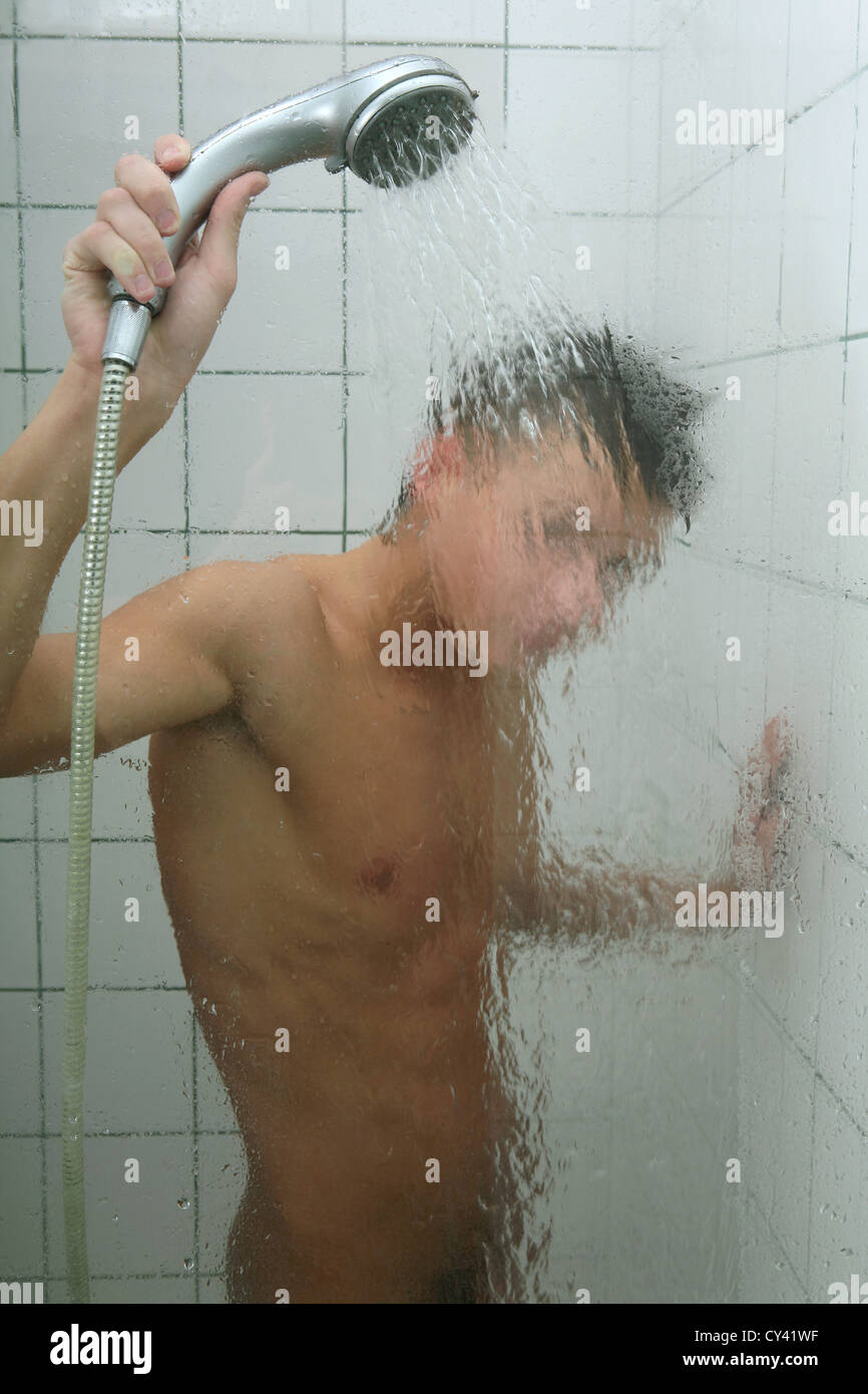 Giovane uomo sexy tenendo doccia Foto stock - Alamy