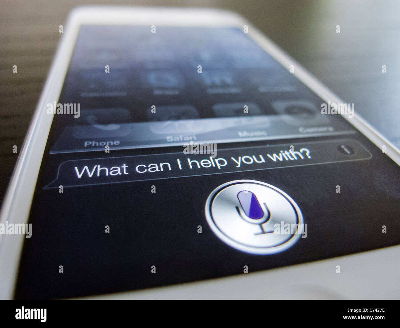 Dettaglio del nuovo iPhone 5 smart phone screen che mostra a Siri di controllo vocale buttn Foto Stock