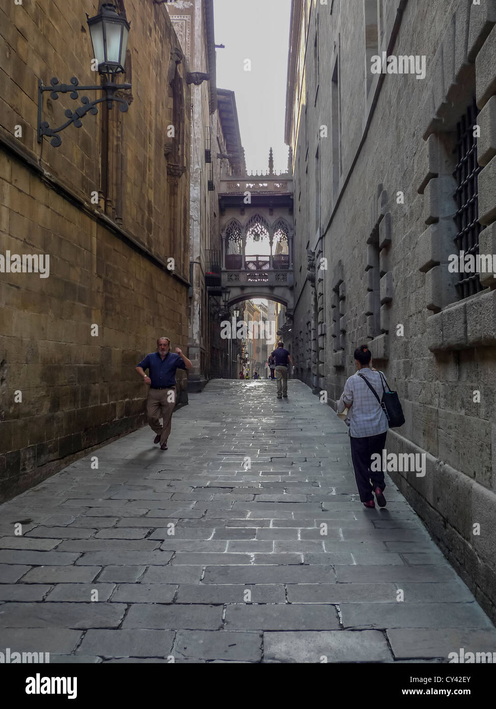 Un uomo fa una spontanea maschera sulla Carrer del Bisbe vicino alla cattedrale (La Seu) a Barcellona, in Catalogna, Spagna Foto Stock