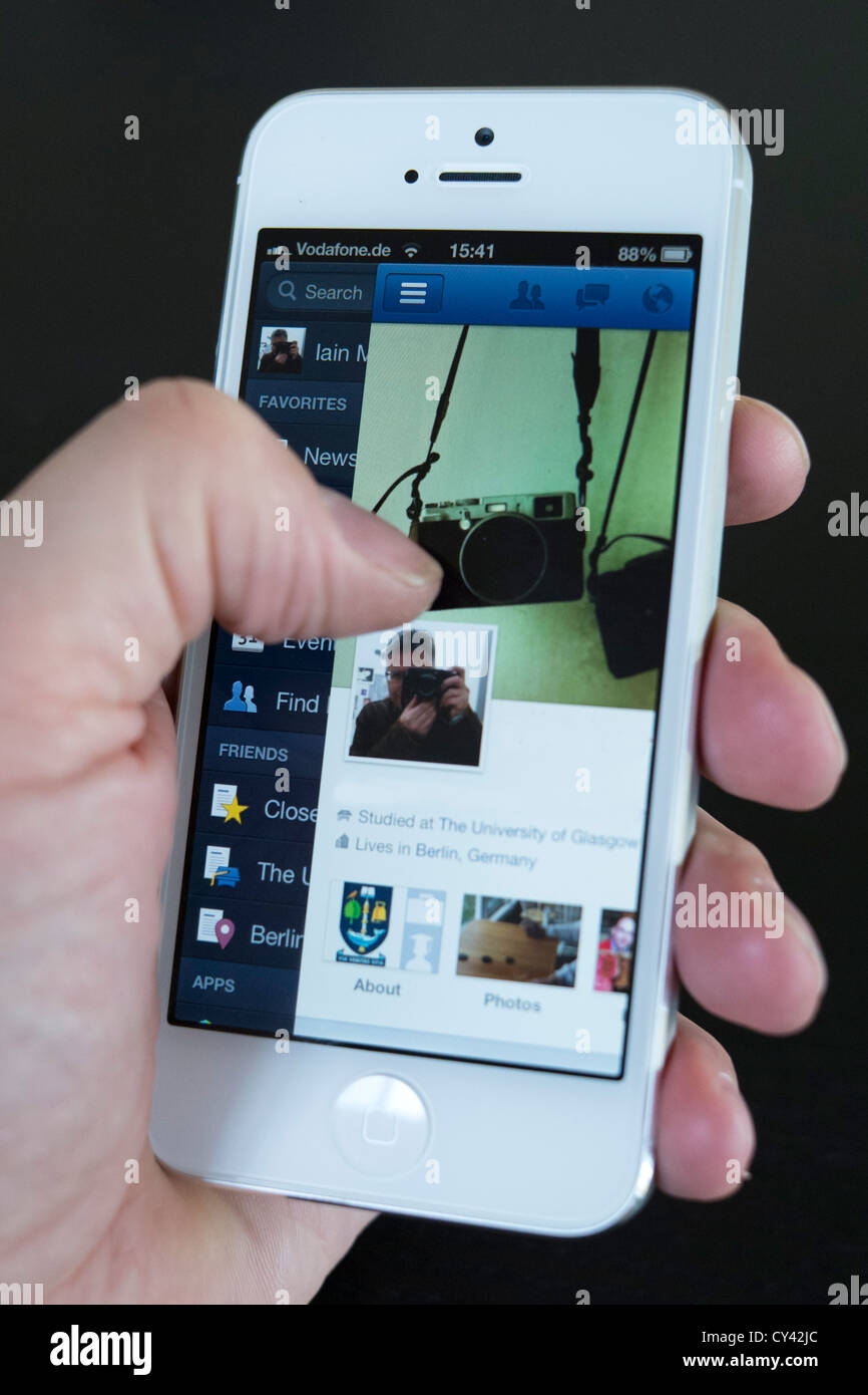 Dettaglio del nuovo iPhone 5 smart phone screen che mostra molte app della schermata iniziale Foto Stock