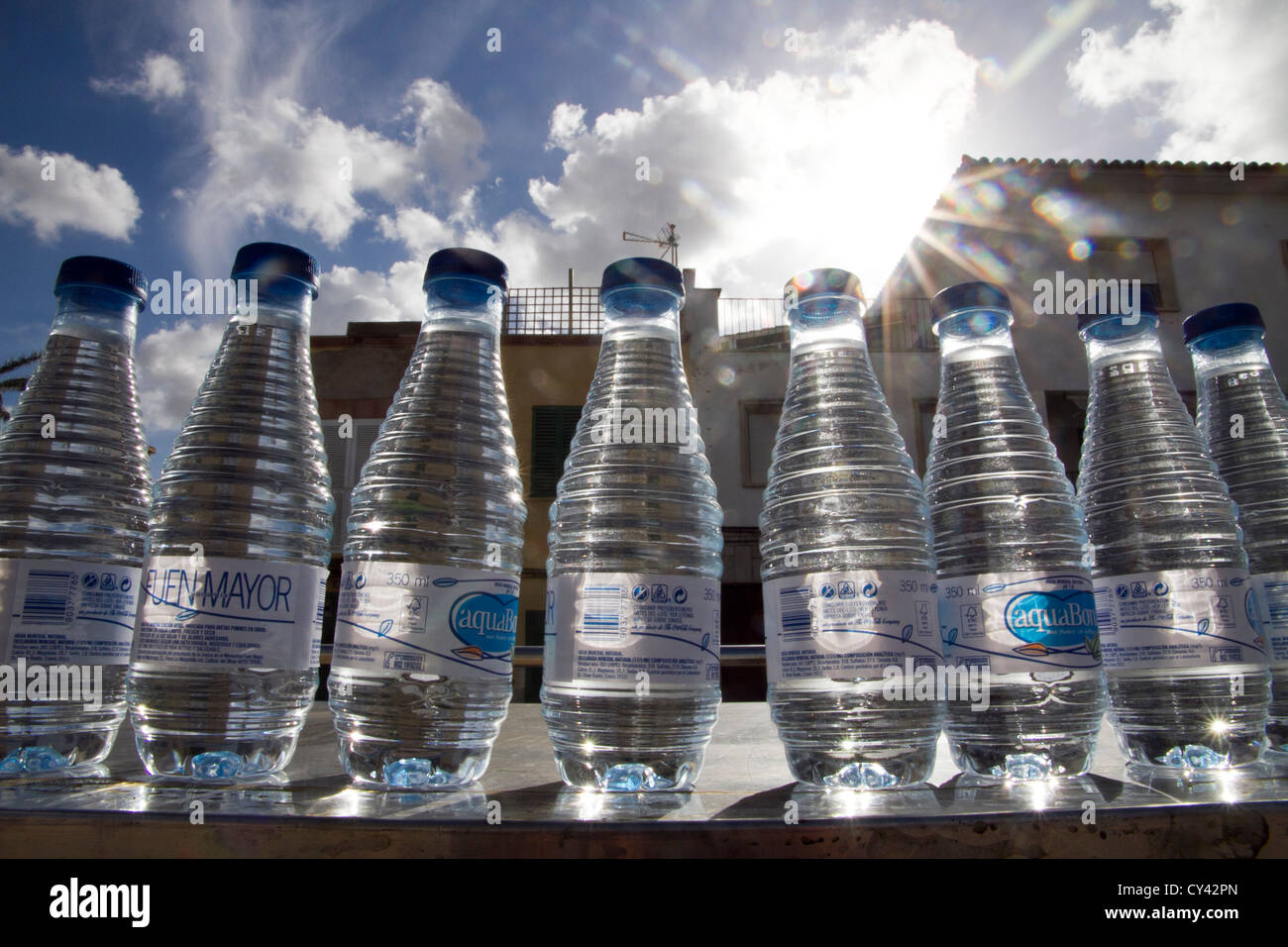 Plastica bottiglie d'acqua in fila Foto Stock