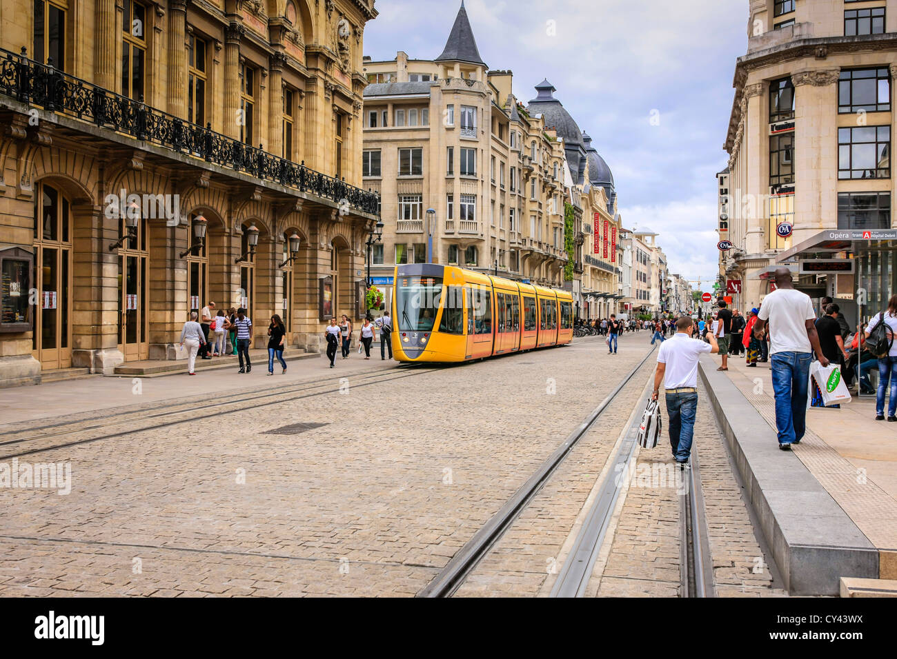 Giallo city tram su Rue des Vasle nella città di Reims Francia Foto Stock