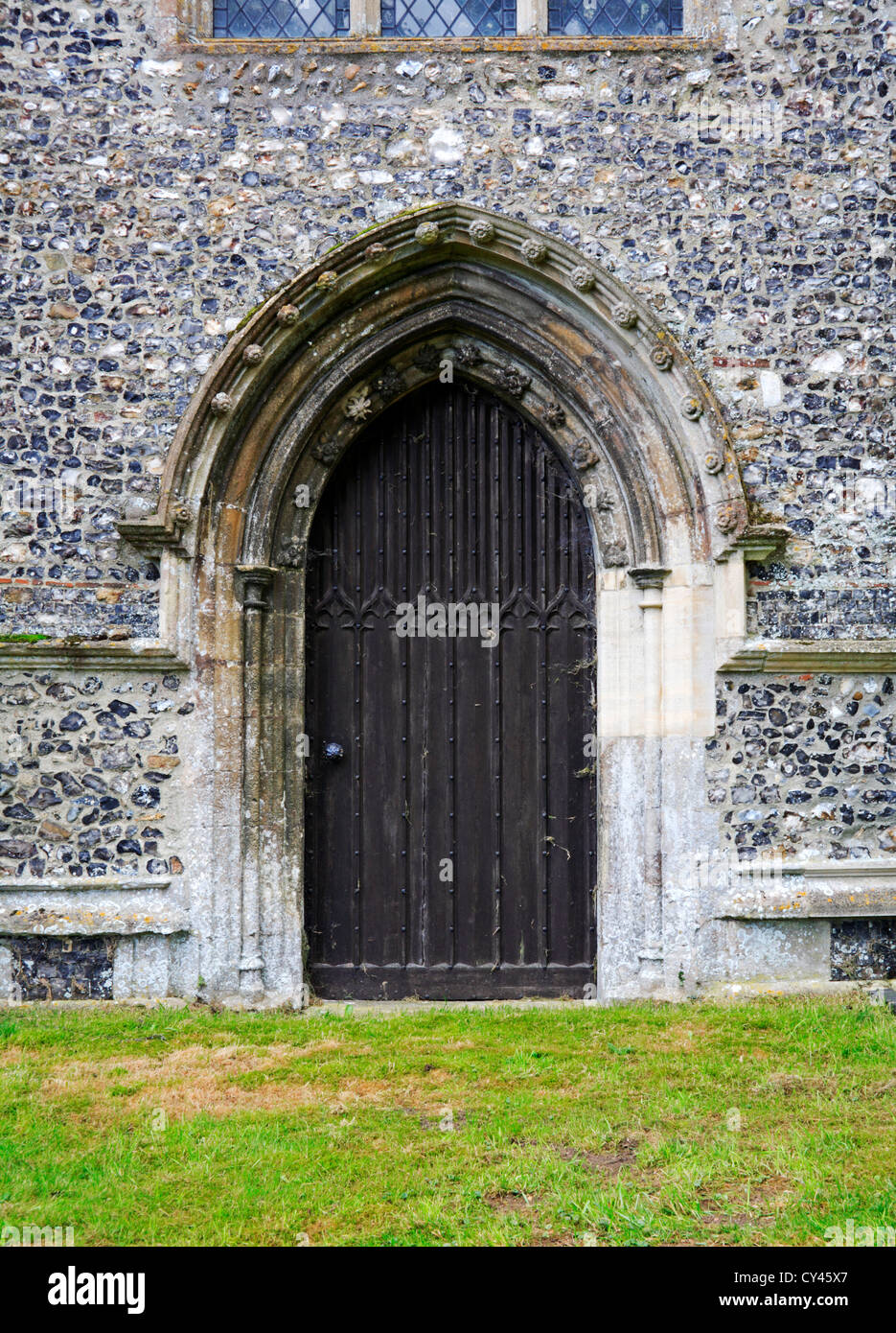 Una vista della porta nord presso la chiesa della parrocchia di Tutti i Santi a Swanton Morley, Norfolk, Inghilterra, Regno Unito. Foto Stock