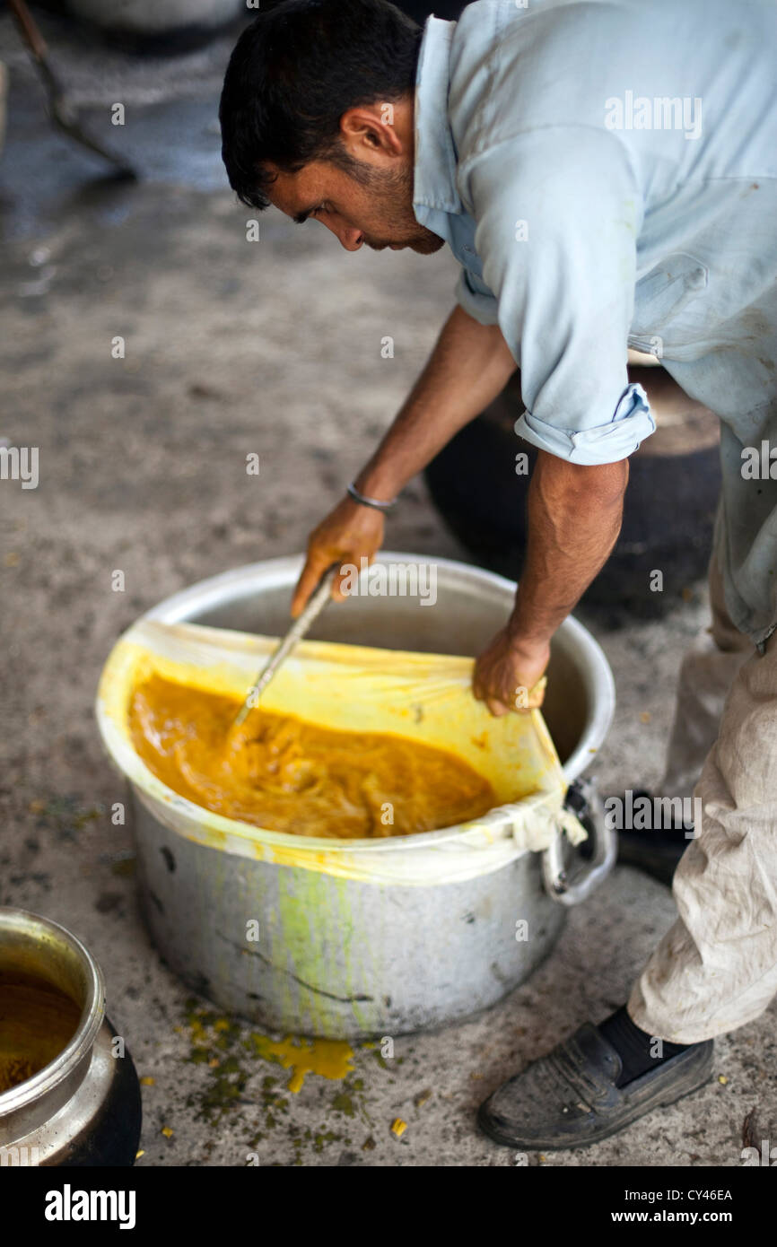 Un Waza o tradizionale cucinare nella tradizione del Kashmir Cuochi e serve cibo a Wazwan festa. Foto Stock