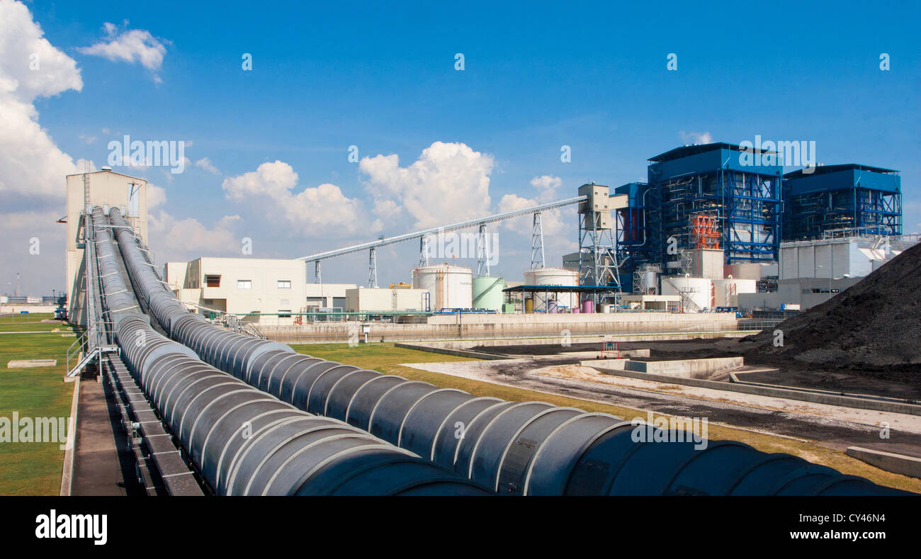 Il grande tubo e all'interno della cinghia per il trasporto del carbone o lignite per essere l'energia di impianto di potenza elettrico Foto Stock