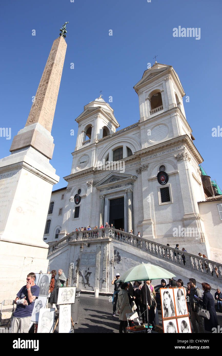 Una straordinaria vista dell'obelisco e la chiesa di Trinità dei Monti, turisti, Roma, Roma, Italia, photoarkive Foto Stock