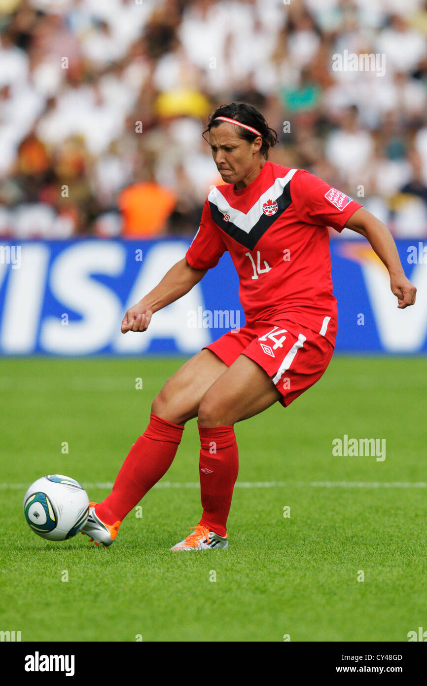 Melissa Tancredi del Canada calci la palla durante la partita di apertura della Coppa del Mondo Donne torneo di calcio contro la Germania. Foto Stock