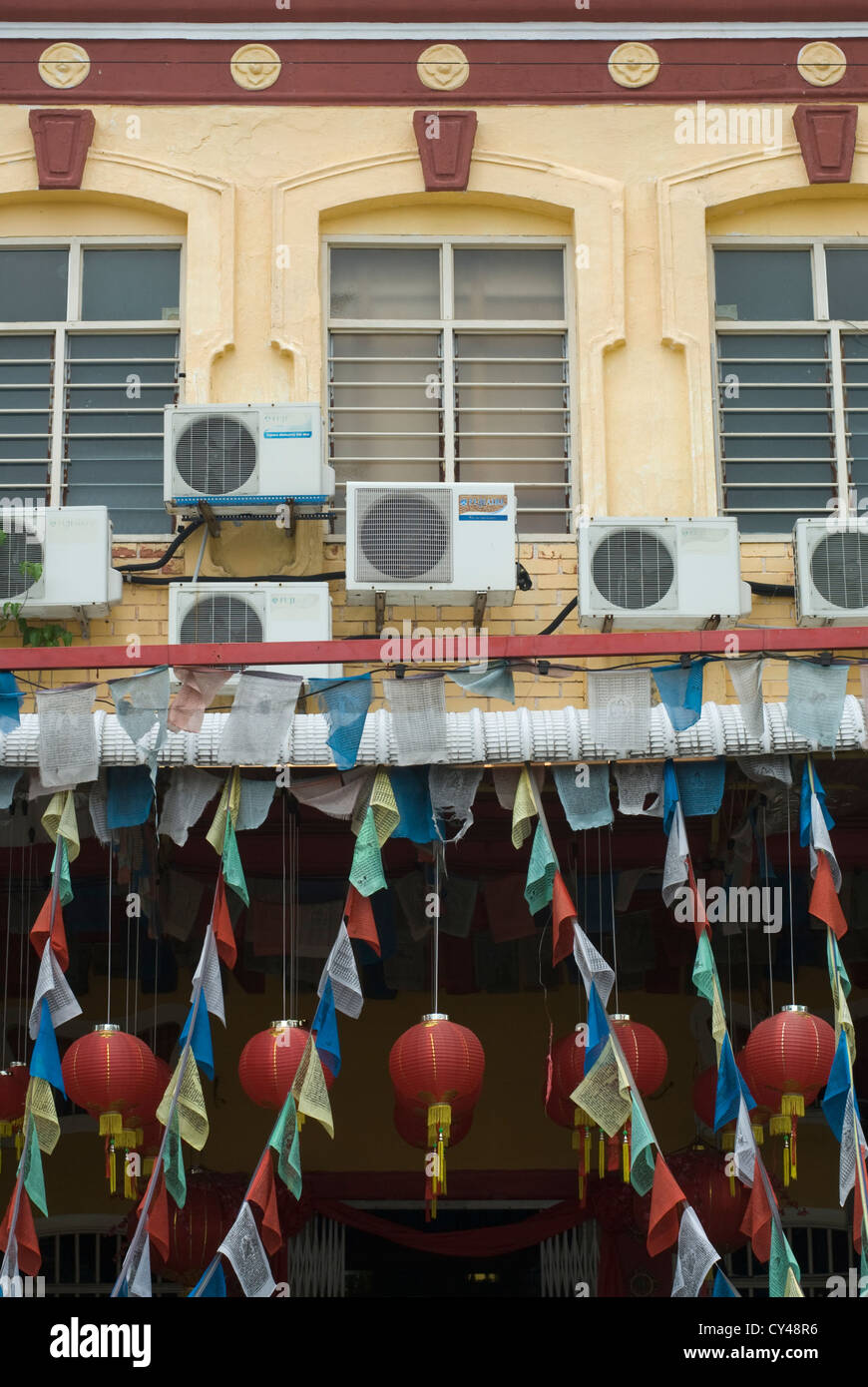 Le unità aria condizionata ornano la facciata di un tempio cinese di Penang, Malaysia Foto Stock