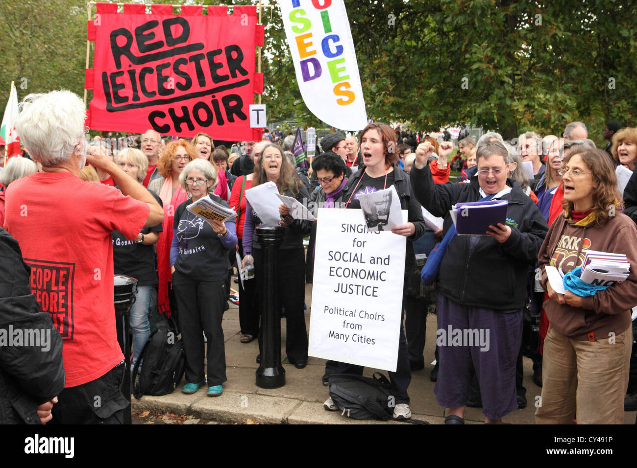 Red Leicester coro, un futuro che funziona, marzo & Rally, Londra, Regno Unito. Anti-il governo taglia il canto per la giustizia sociale. Foto Stock