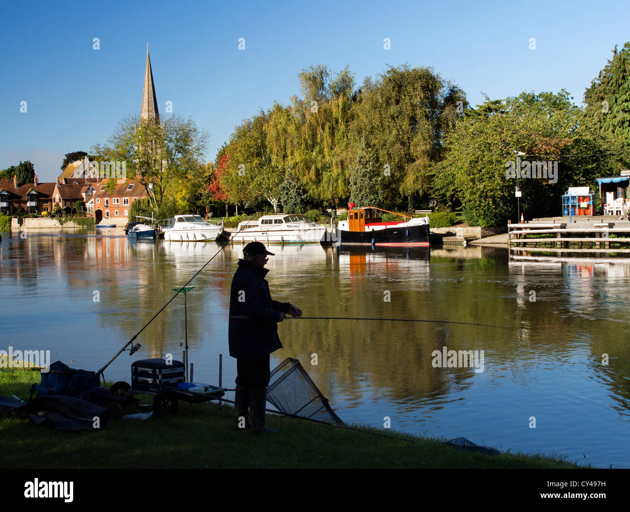 Fisherman da Abingdon ponte in autunno 6 Foto Stock