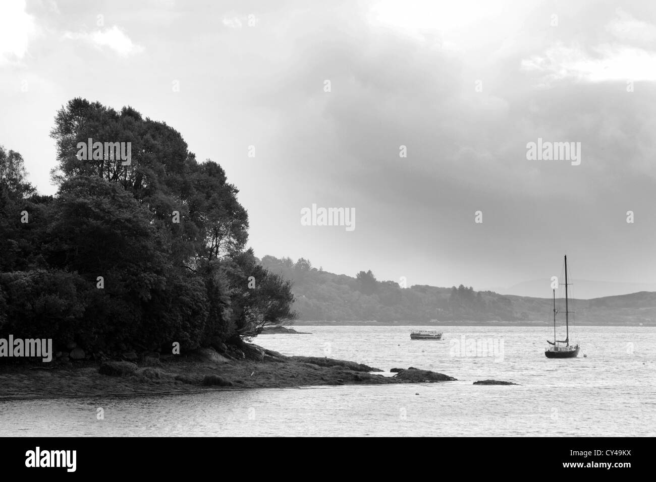 Barca a vela ormeggiata nella Baia di Bantry Foto Stock