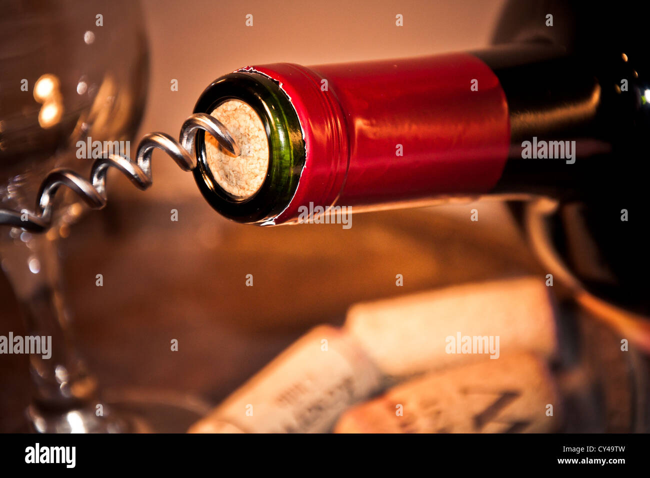 Apertura di una bottiglia di vino Foto Stock