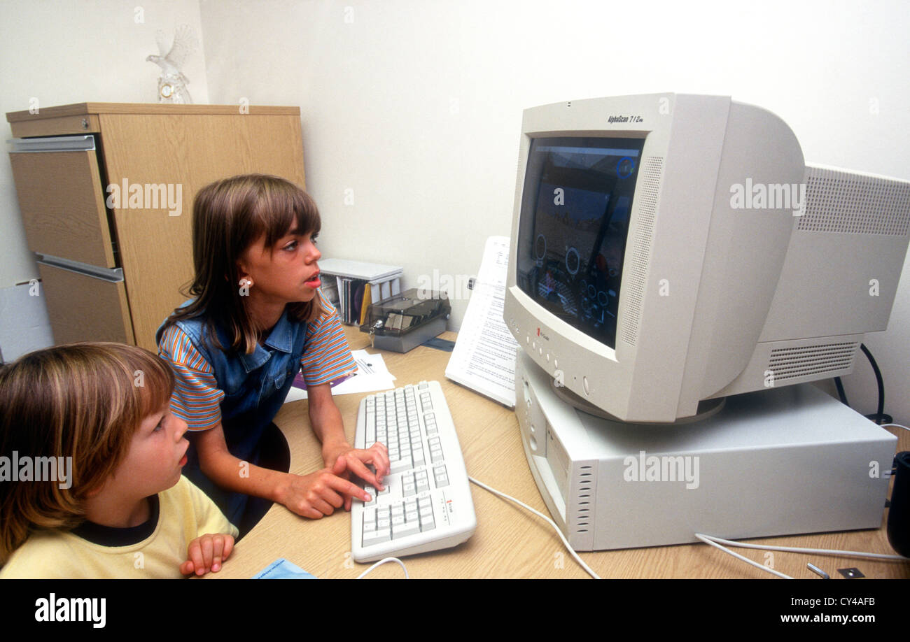 Bambini i giochi per computer, Londra, Regno Unito. Foto Stock