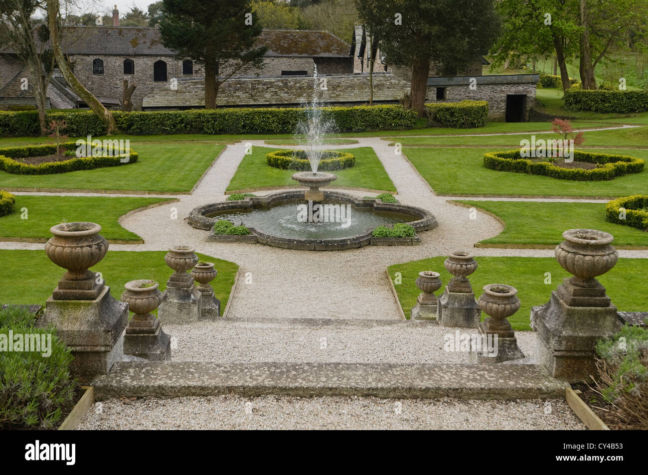 Giardini e fontana al Prideaux Place, un Elizabethan manor in North Cornwall Foto Stock