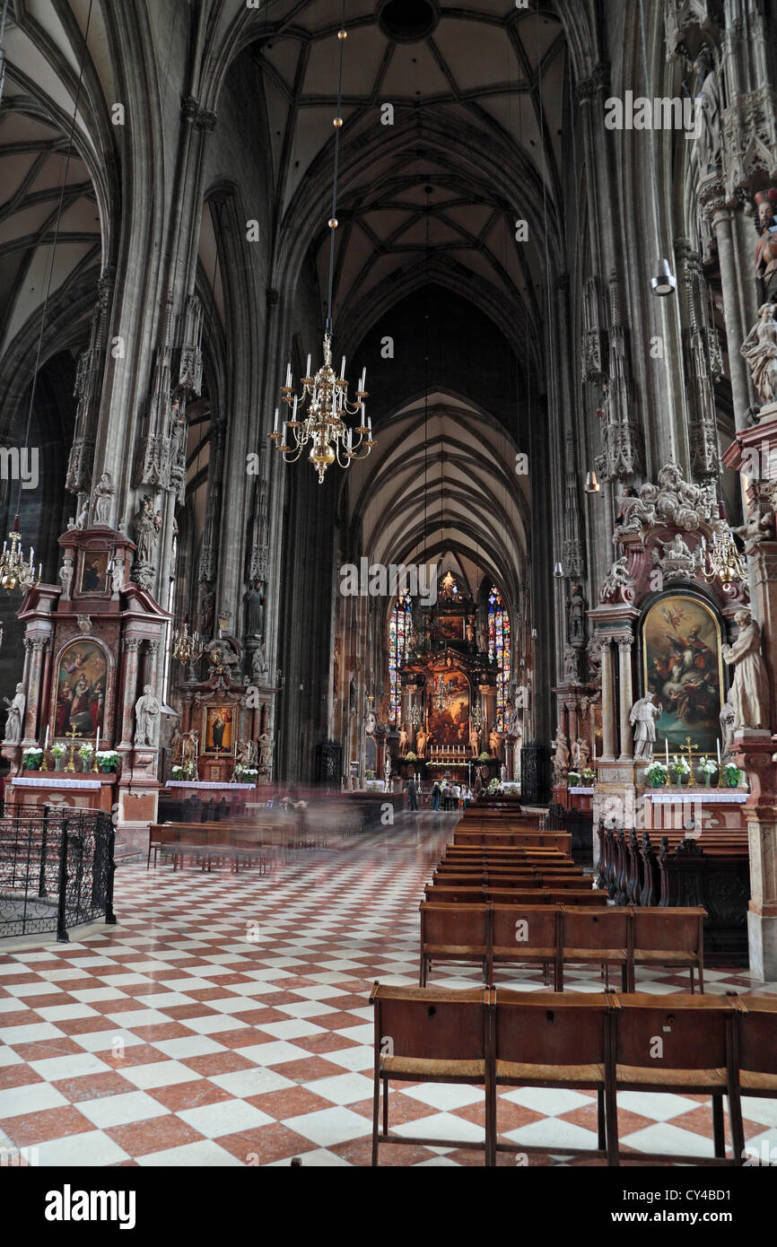 Vista generale in giù il centro dentro il Stephansdom, Vienna, Austria. Foto Stock