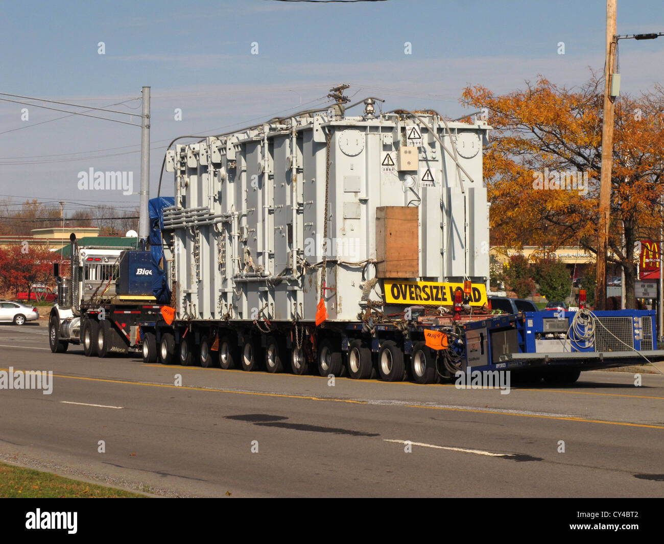 RG&e trasformatore si muovono alla stazione di Penfield NY. Foto Stock