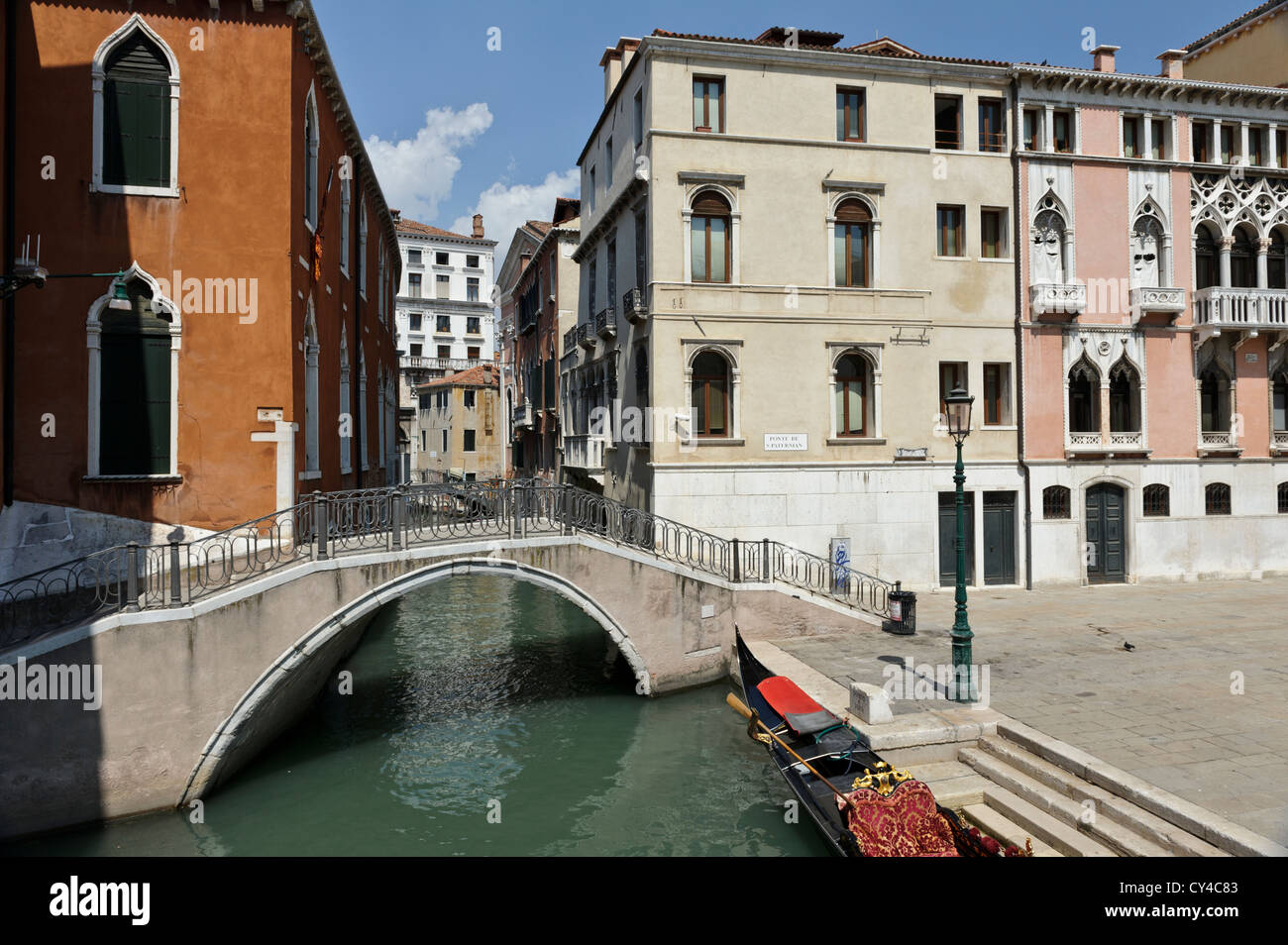 Ponte veneziano da Daniele Manin Square, Venezia, Italia. Foto Stock
