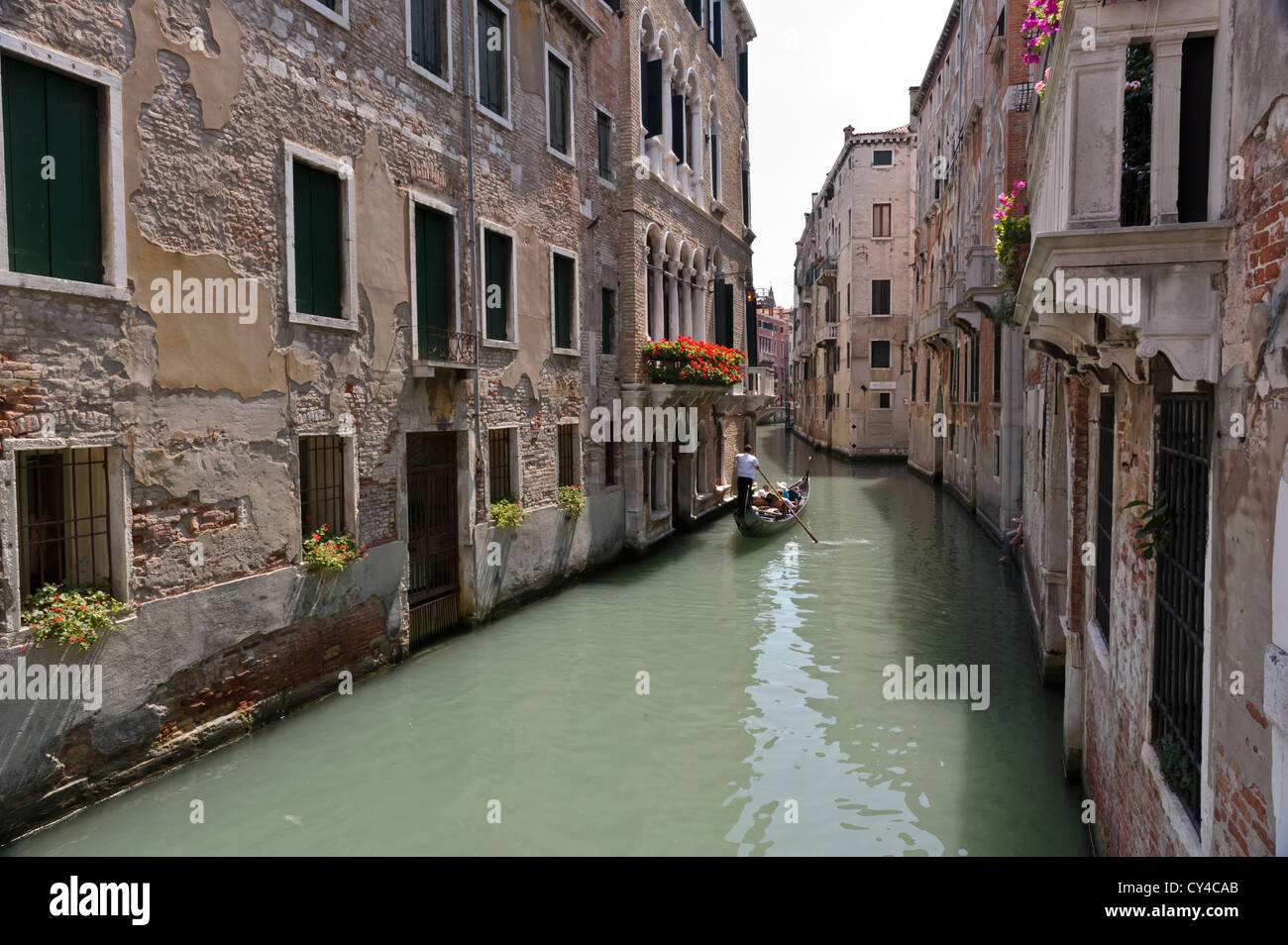 Esplorando i canali veneziani, Venezia, Italia. Foto Stock